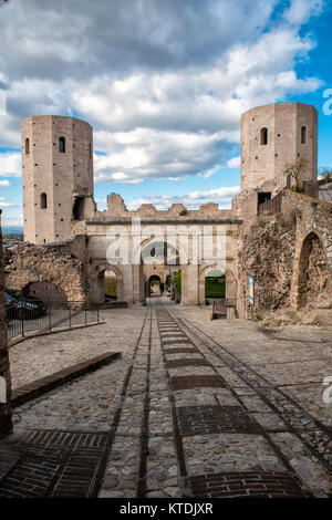 Spello, Perugia, Umbrien. Die imposante und herrliche Türme von Minerva und Porta Venere im Zentrum von Spello, berühmt für die Herstellung von Öl Stockfoto