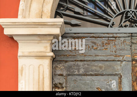 Detail einer historischen Holztür in Verona in Italien Stockfoto