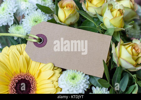 Blumenstrauß mit gelben und weißen Rosen, Gerbera, Chrysanthemen und Karte mit Kopie Raum Stockfoto