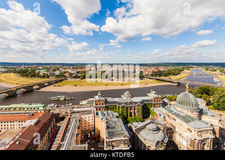 Deutschland, Sachsen, Dresden, Stadtansicht, Blick über die Brühlschen Terrasse und die Elbe, Raddampfer, Dampfschiff, Schiff Stockfoto