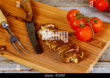 Langsam zog gekochte Fleisch Schweinefleisch auf Schneidebrett mit gemischten Tomaten, Holz Hintergrund, Ansicht von oben, close-up Stockfoto