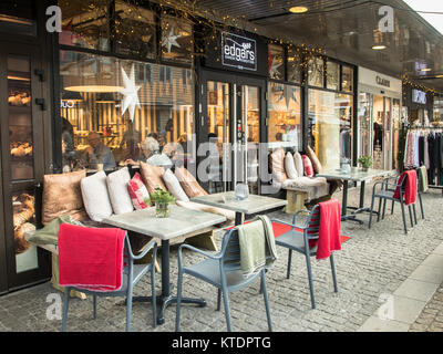 Kristansand, Norwegen, 22. Dezember 2017: Outdoor Stühle und Tische auf Edgars Bakeri, eine Bäckerei in der Stadt Kristiansand. Stockfoto