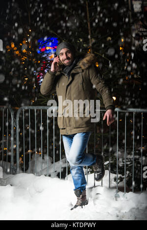 Spaß an Weihnachten ein Märchen - junge fröhliche Mann verkleidet Warm Steht in Urlaub Markt Stockfoto