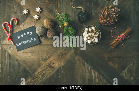 Flachbild-lay von Grußkarte, Zuckerstange, heiße Schokolade, Ansicht von oben Stockfoto