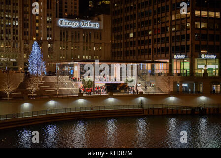 Chicago, USA. 21. Dezember 2017. Das neue Flaggschiff Apple Store, von Foster + Partners, das am Flussufer in der Nähe der Michigan Avenue entfernt, ist gesehen Stockfoto