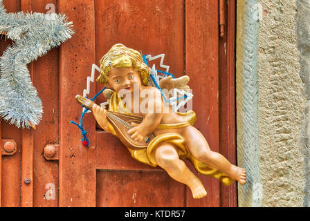 Engel spielt Harfe hängen hölzerne Tür Stockfoto