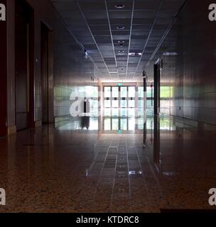 Krankenhaus Flur mit Dunkel Hell close up Stockfoto