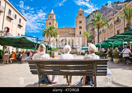 CEFALU, Sizilien - SEP 16,2014: Hauptplatz am 16.September 2014 in Cefalu, mittelalterliche Stadt in Sizilien, Italien. Es an der Nordküste Siziliens gelegen, Abo Stockfoto