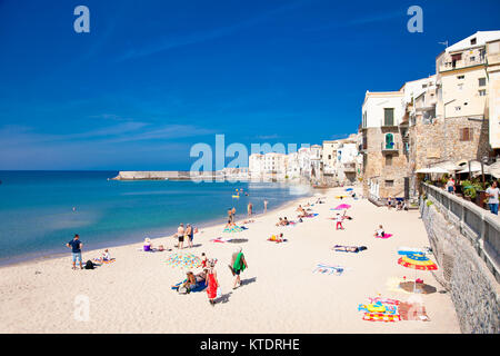 CEFALU, Sizilien - SEP 16,2014: Nicht identifizierte Personen am Sandstrand in Cefalu, Sizilien, Italien am 16.September 2014. Cefalu ist eine attraktive Altstadt und See Stockfoto