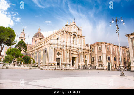Die Piazza del Duomo in Catania mit der Kathedrale Santa Agatha von Catania in Sizilien, Italien. Stockfoto