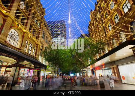 Pitt Street Mall Shopping Arkade mit Weihnachtsschmuck in der Nacht, Sydney, New South Wales (NSW), Australien Stockfoto