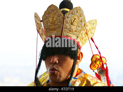 Der Dalai Lama den weltberühmten Gyuto Mönche in Tibet startet Ihre UK' Open Mind, liebendes Herz Tour" auf dem höchsten Gebäude der USA, der Shard. Ausgehend von Ihrer jüngsten Glastonbury Festival auftritt, die gefeierte tantrischen Chor führt ihre sakrale Musik und singen Sie den Ausblick vom Shard, mit Yogasphere. Menschen die Yoga am frühen Morgen. Mit: Atmosphäre, Wo: London, Vereinigtes Königreich, wenn: 22 Nov 2017 Credit: WENN.com Stockfoto