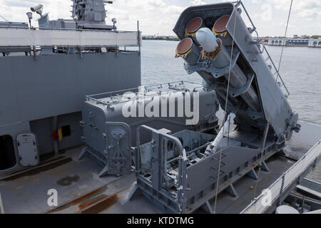 Tomahawk Cruise missile System armored box Launcher auf der USS New Jersey Iowa Klasse Schlachtschiff, Delaware River, New Jersey, United States. Stockfoto