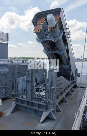 Tomahawk Cruise missile System armored box Launcher auf der USS New Jersey Iowa Klasse Schlachtschiff, Delaware River, New Jersey, United States. Stockfoto