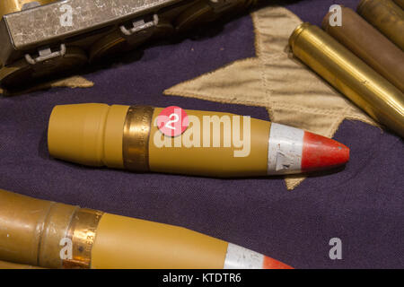 Ein 40 mm bofors Flak Shell (1943) Auf der USS New Jersey Iowa Klasse Schlachtschiff, Delaware River, New Jersey, United States. Stockfoto