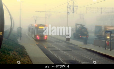 WinterBlackpool Straßenbahn und Straßenverkehr im dichten Nebel auf der Promenade Stockfoto