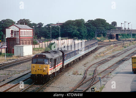 Eine Klasse 31 Diesellok Reihe 31405 rollt hinter Rhyl Nr. 1 Kasten mit einem regionalen Eisenbahnen in Rhyl. 19. August 1995. Stockfoto