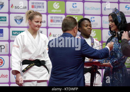 St. Petersburg, Russland - Dezember 16, 2017: Juul Franssen, Niederlande (links) und Clarisse Agbegnenou, Frankreich während der Preisverleihung des Judo Welt Mas Stockfoto