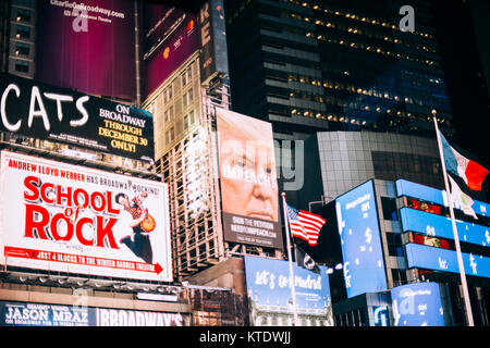 Amtsenthebungsverfahren gegen Donald Trump, Plakat, von Tom Steyer, Times Square, New York City finanziert Stockfoto