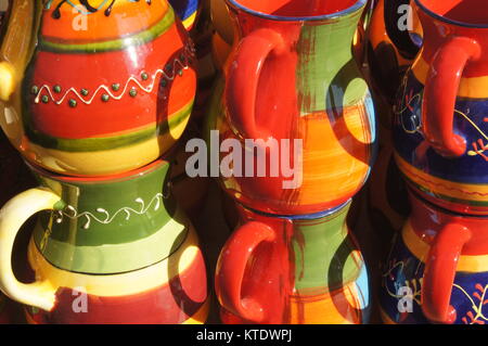 Bunte lebendige Keramik Geschirr / Krüge auf den Verkauf in einem spanischen Markt an einem sonnigen Tag Stockfoto