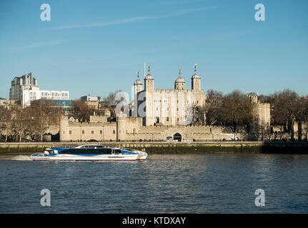 Der Tower von London mit Touristische Bootsfahrt auf dem Fluss Thame North Bank London England United Kingdom UK Stockfoto