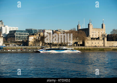 Der Tower von London mit Touristische Bootsfahrt auf dem Fluss Thame North Bank London England United Kingdom UK Stockfoto