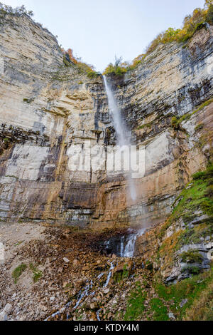 Blick auf Okatse Kinchkha Wasserfall in der Nähe von Canyon, Georgien Stockfoto