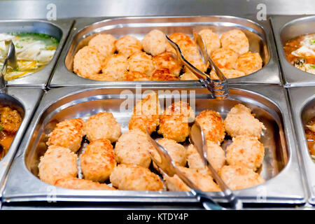 Horizontale Foto von Fleisch Gerichte im Restaurant mit Löffel Stockfoto
