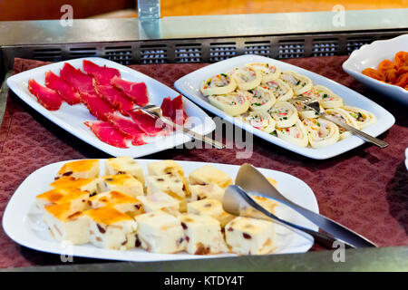 Horizontale Foto von Fleisch salat Hüttenkäse Gerichte im Restaurant mit Löffel Stockfoto