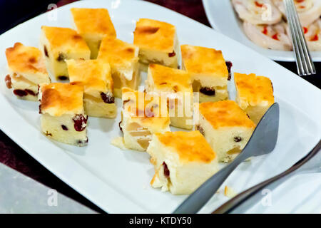 Horizontale Foto von hüttenkäse Gerichte im Restaurant mit Löffel Stockfoto