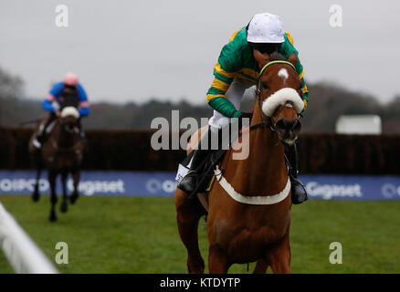 Coney Island geritten von Barry Geraghty führen Adrien Du Pont und Sam Twiston-Davies vom letzten Zaun auf, bevor Sie die sodexo Graduierung Steeple Chase Rennen bei Tag zwei der Weihnachten Rennwochenende in Ascot Pferderennbahn zu gewinnen. Stockfoto