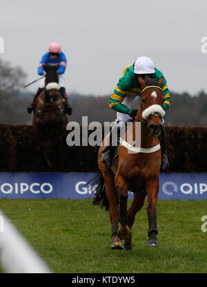 Coney Island geritten von Barry Geraghty führen Adrien Du Pont und Sam Twiston-Davies vom letzten Zaun auf, bevor Sie die sodexo Graduierung Steeple Chase Rennen bei Tag zwei der Weihnachten Rennwochenende in Ascot Pferderennbahn zu gewinnen. Stockfoto