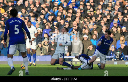 Chelsea's Eden Hazard (Mitte) reagiert, nachdem ein während der Premier League Spiel im Goodison Park, Liverpool anzugehen. Stockfoto