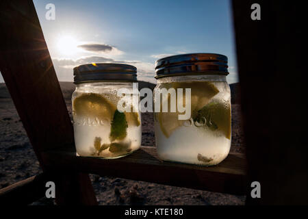 Mason Gläser Limonade in Huab unter Leinwand, Damaraland, Namibia, Afrika Stockfoto