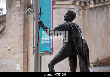 Statue von Schauspieler Laurence Olivier als Hamlet. National Theatre, London, UK. Stockfoto