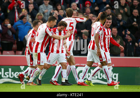 Stoke City Joe Allen feiert zählenden erste Ziel seiner Seite des Spiels mit Teamkollegen beim Premier League Spiel in der Bet365-Stadion, schüren. Stockfoto