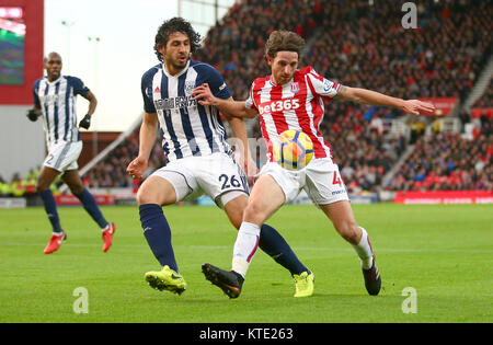 West Bromwich Albion Ahmed Hegazy (links) und Stoke City Joe Allen Kampf um den Ball während der Premier League Spiel in der Bet365-Stadion, schüren. Stockfoto