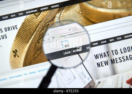 MONTREAL, KANADA - 24. JUNI 2016: ICE-Webseite unter der Lupe. Intercontinental Exchange, Inc. ist ein amerikanisches Netzwerk von Börsen und cleari Stockfoto