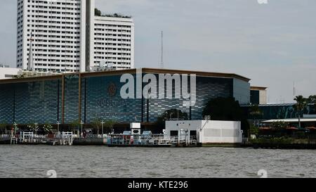 Blick auf die River City Shopping Mall von der Klong San Seite des Chao Phraya River Bangkok Thailand Commerce Stockfoto