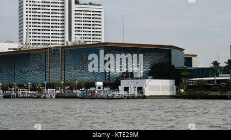 Blick auf die River City Shopping Mall von der Klong San Seite des Chao Phraya River Bangkok Thailand Commerce Stockfoto