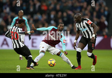 West Ham United Pedro Obiang (Mitte) beim Kampf um den Ball mit Newcastle United Christian Atsu (links) und Mohamed Diame während der Premier League Match an der London Stadium, London. Stockfoto