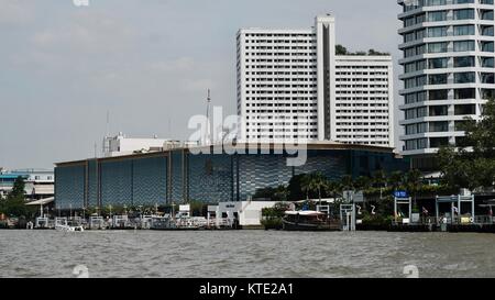 Blick auf die River City Shopping Mall von der Klong San Seite des Chao Phraya River Bangkok Thailand Commerce Stockfoto