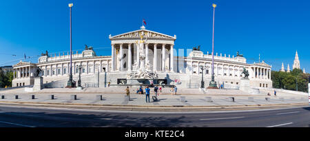 Wien, Österreich - 12 September 2016: Panoramablick auf österreichische Parlament Gebäude mit berühmten Pallas Athene Brunnen mit Statuen auf. Parlament b Stockfoto