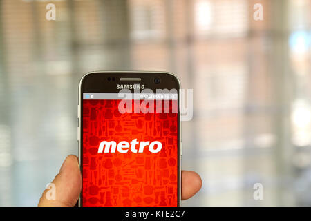 MONTREAL, KANADA - 24. JUNI 2016: Metro Android Anwendung auf Samsung S7-Bildschirm. Metro Inc. ist Lebensmitteleinzelhandel, die in den kanadischen Provinzen Stockfoto