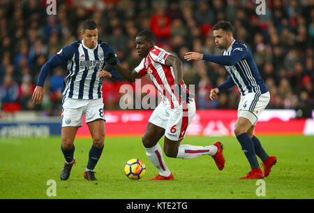 Stoke City Kurt Zouma (Mitte) beim Kampf um den Ball mit West Bromwich Albion Jake Livermore (links) und West Bromwich Albion von Hal Robson-Kanu während der Premier League Spiel in der Bet365-Stadion, schüren. Stockfoto