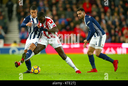 Stoke City Kurt Zouma (Mitte) beim Kampf um den Ball mit West Bromwich Albion Jake Livermore (links) und West Bromwich Albion von Hal Robson-Kanu während der Premier League Spiel in der Bet365-Stadion, schüren. Stockfoto