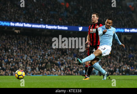 Von Manchester City Danilo Kerben vierte Ziel seiner Seite des Spiels während der Premier League Match an der Etihad Stadium, Manchester. Stockfoto