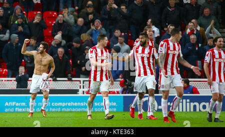 Stoke City Ramadan Sobhi (links) feiert dritten Ziel seiner Seite des Spiels zählen während der Premier League Spiel in der Bet365-Stadion, schüren. Stockfoto