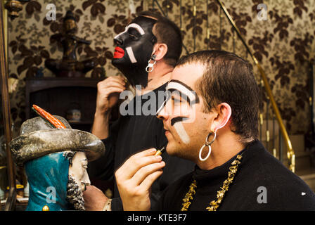 Dünkirchen, Frankreich - Februar 23, 2004: Karneval, andere Männer aus dem schwarzen Pullover und Schwärzen der Gesicht wie die Zulu suchen Stockfoto