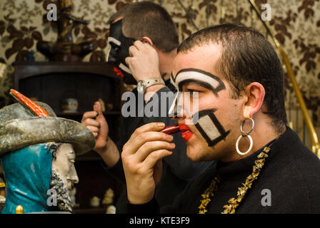 Dünkirchen, Frankreich - Februar 23, 2004: Karneval, andere Männer aus dem schwarzen Pullover und Schwärzen der Gesicht wie die Zulu suchen Stockfoto